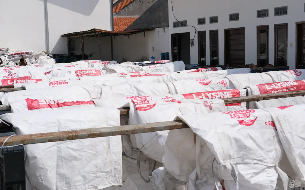 Tumpukan karung jumbo bekas siap pakai di gudang Sidoarjo