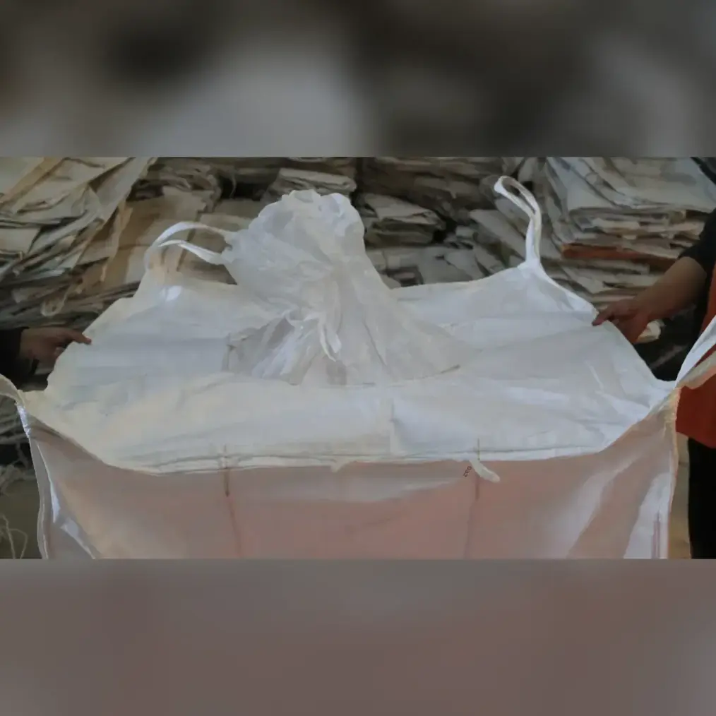 Bagian dalam baffle bag yang menunjukkan sekat penahan bentuk