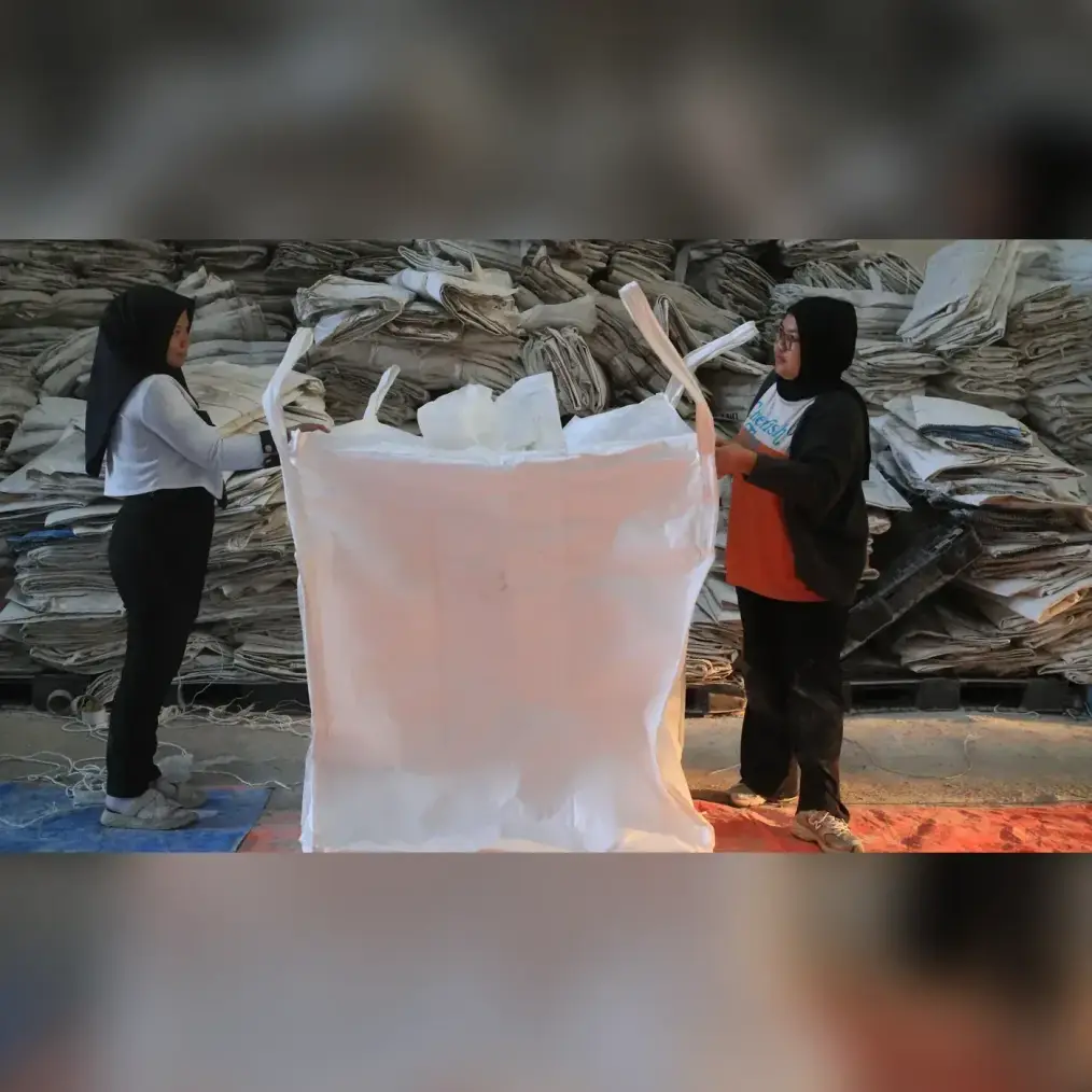 Baffle bag berdiri tegak di depan tumpukan karung bekas