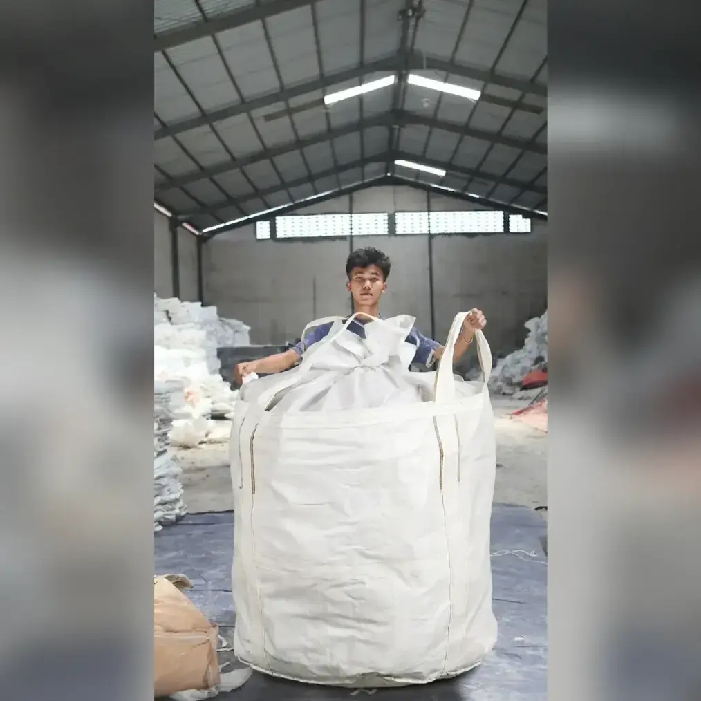 Circular bag dibuka oleh pekerja untuk menunjukkan kapasitasnya