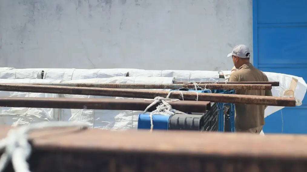 Karung jumbo dijemur pada palang di halaman gudang