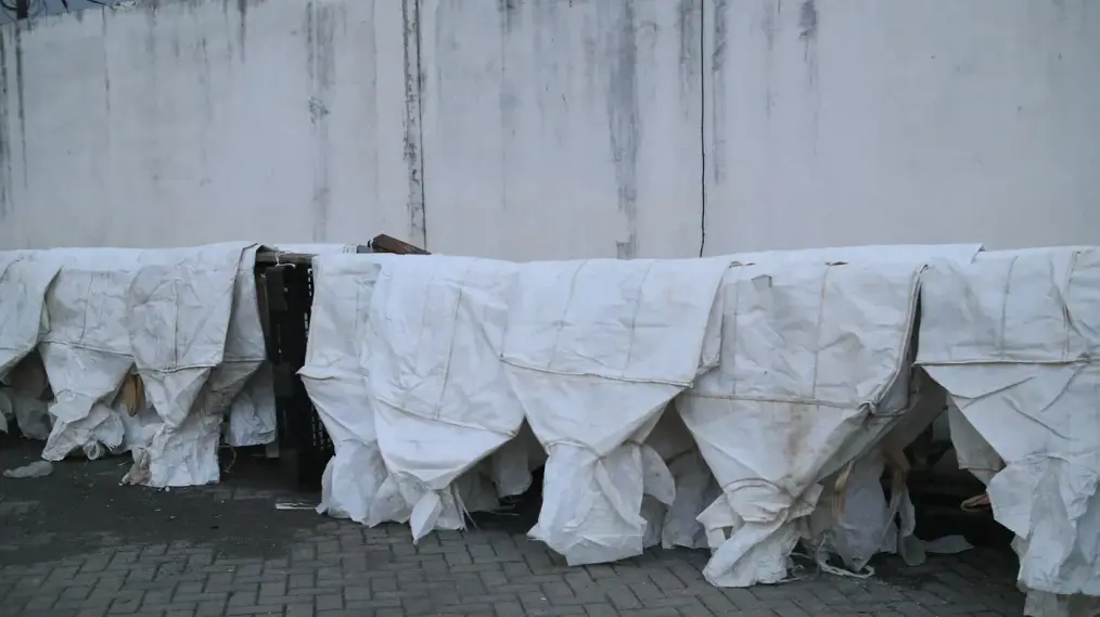 Deretan karung jumbo dijemur berjajar di sepanjang dinding gudang