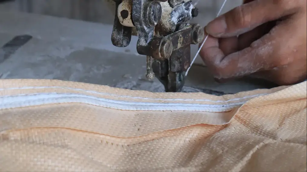 Detail jarum mesin jahit menjahit ulang kain karung jumbo