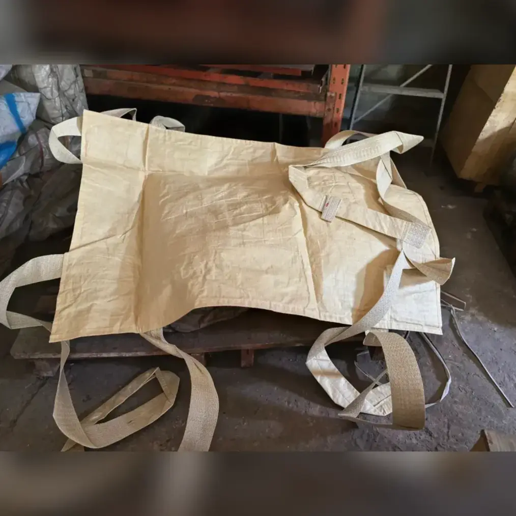 Sling bag berbahan kain plastik tenun terbentang di atas pallet