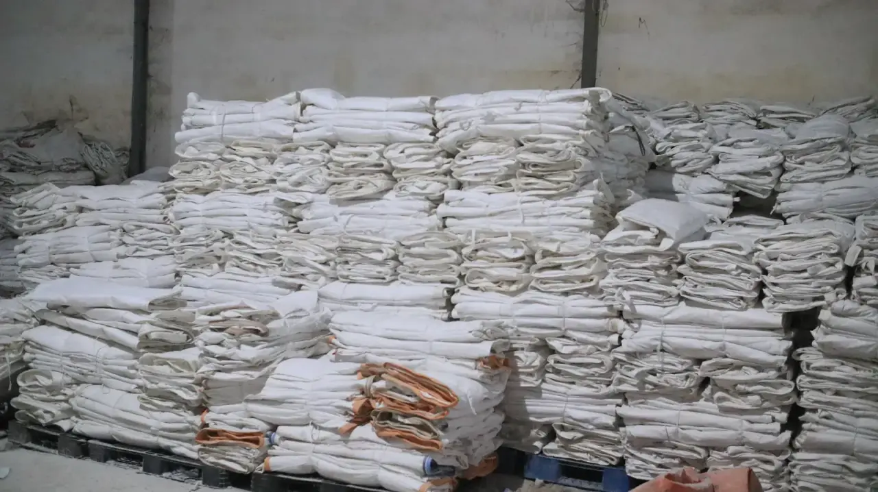 Stok karung jumbo bekas dalam jumlah besar di dalam gudang