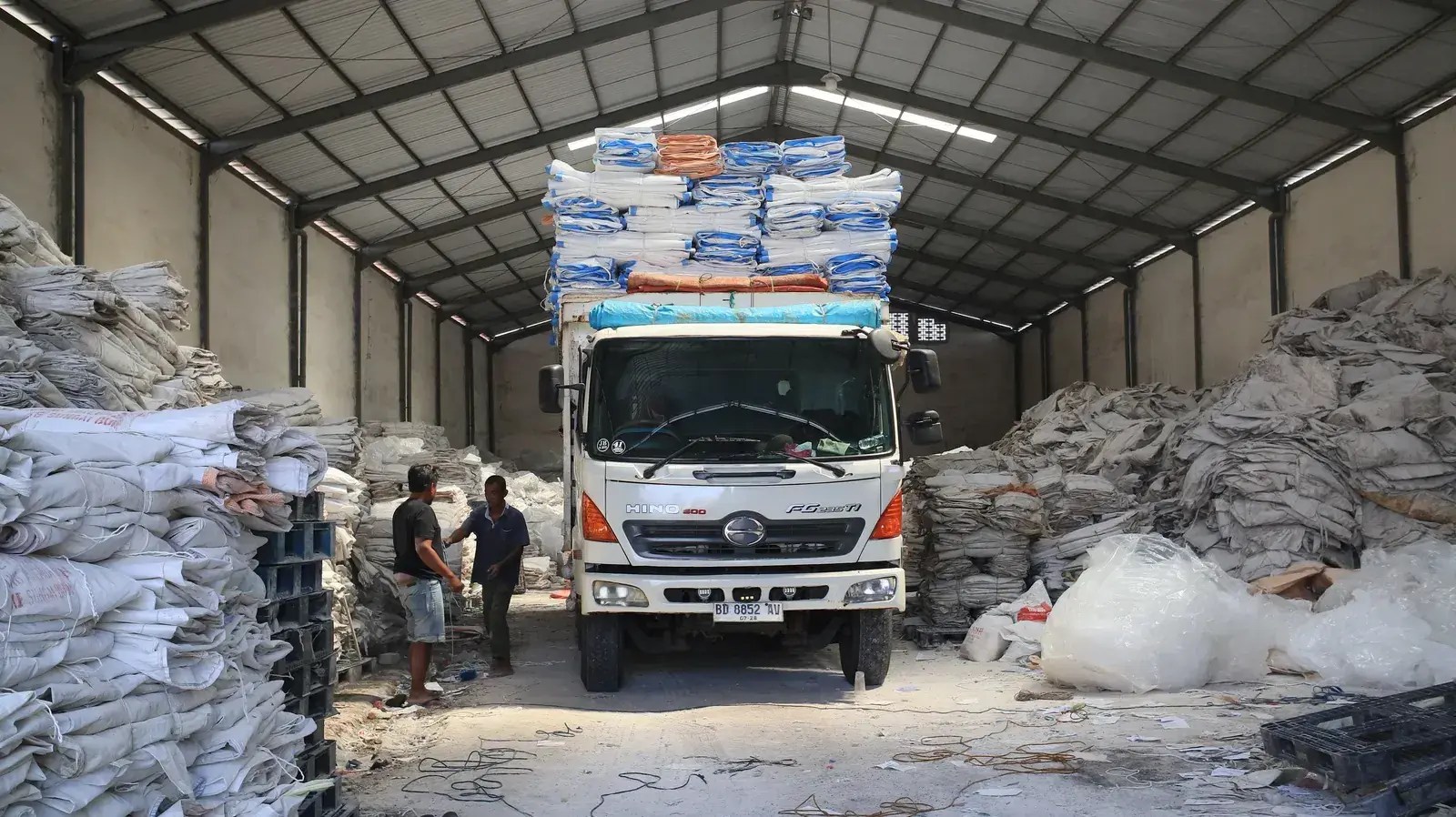 Truk sedang dimuati karung jumbo di gudang Karung Jumbo Sidoarjo